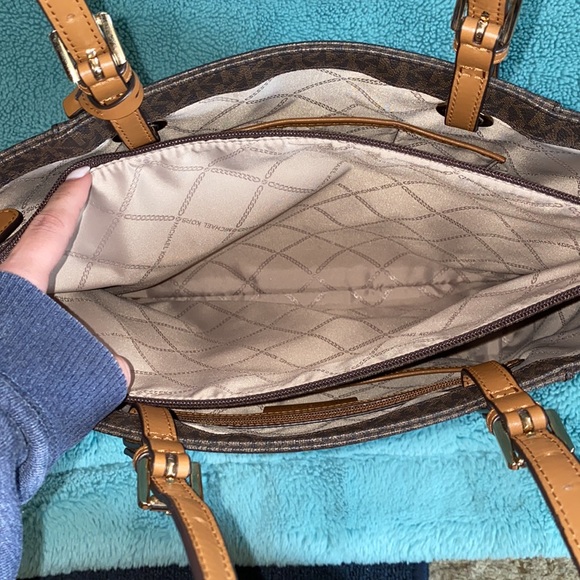 Michael Kors Tote Bag - Picture 5 of 10